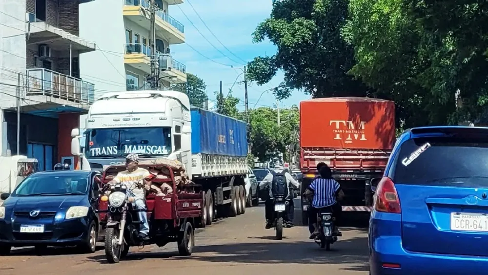 Tráfego de caminhões após abertura da Ponte da Integração gera transtornos em Presidente Franco