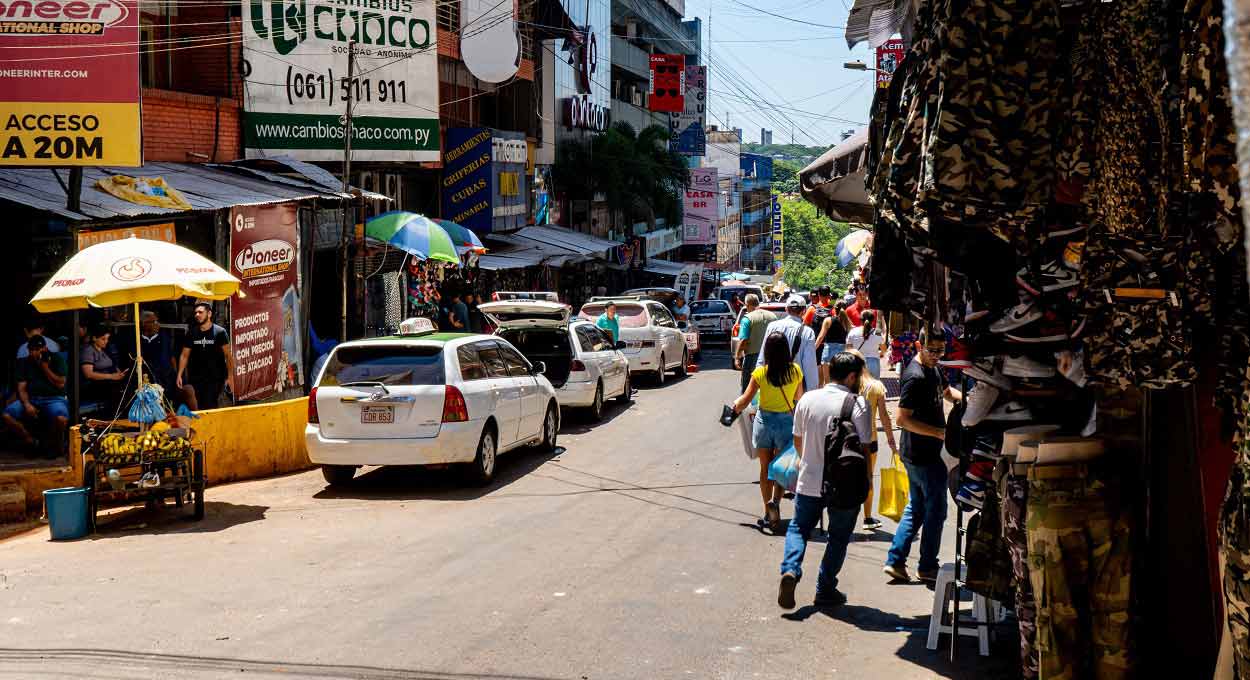 Fronteira 2026: O Dilema do Turista entre o Caos das Compras e o Refúgio de Lazer em Ciudad del Este