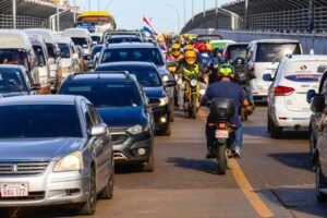 Caos na Fronteira: Controles Aduaneiros Brasileiros Travam Fluxo no Puente de la Amistad e Prejudicam Economia Regional
