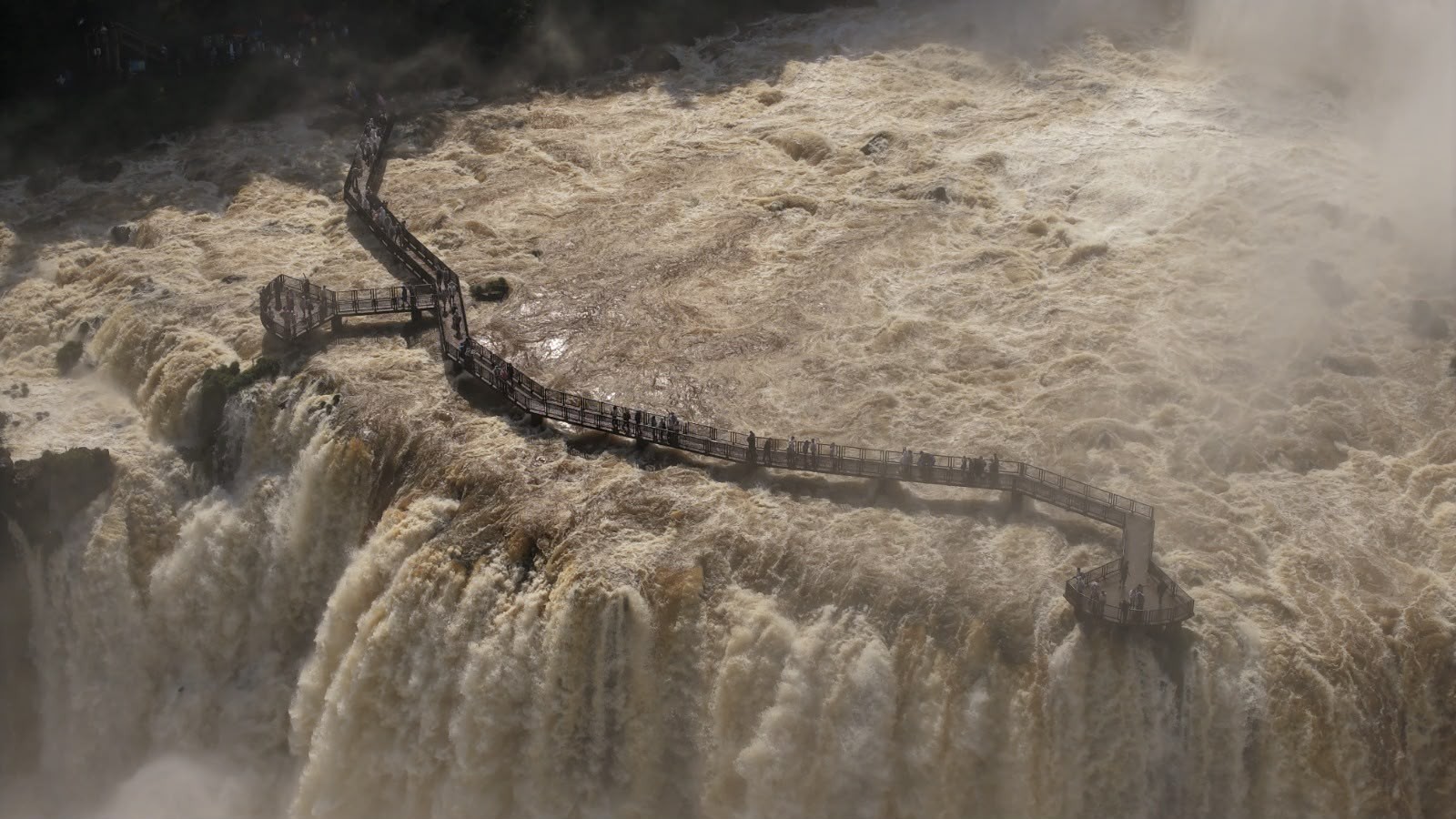 Passarela das Cataratas do Iguaçu é interditada por aumento na vazão da água