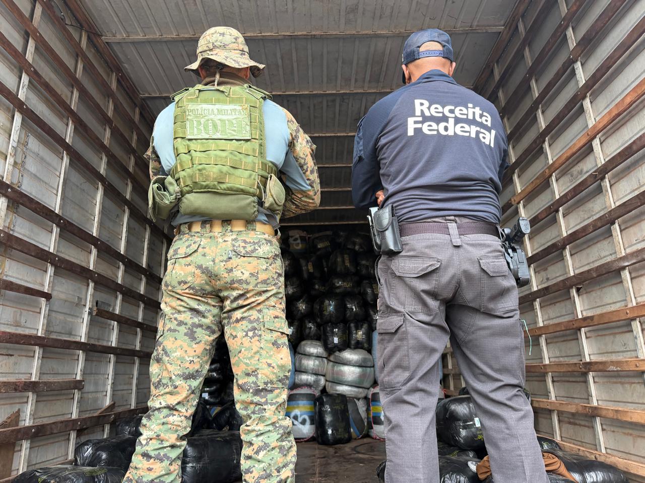 Receita Federal apreende 10 toneladas de roupas falsificadas na BR-262